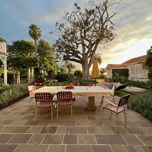 https://villa-finca-el-drago.in-canary-islands.com